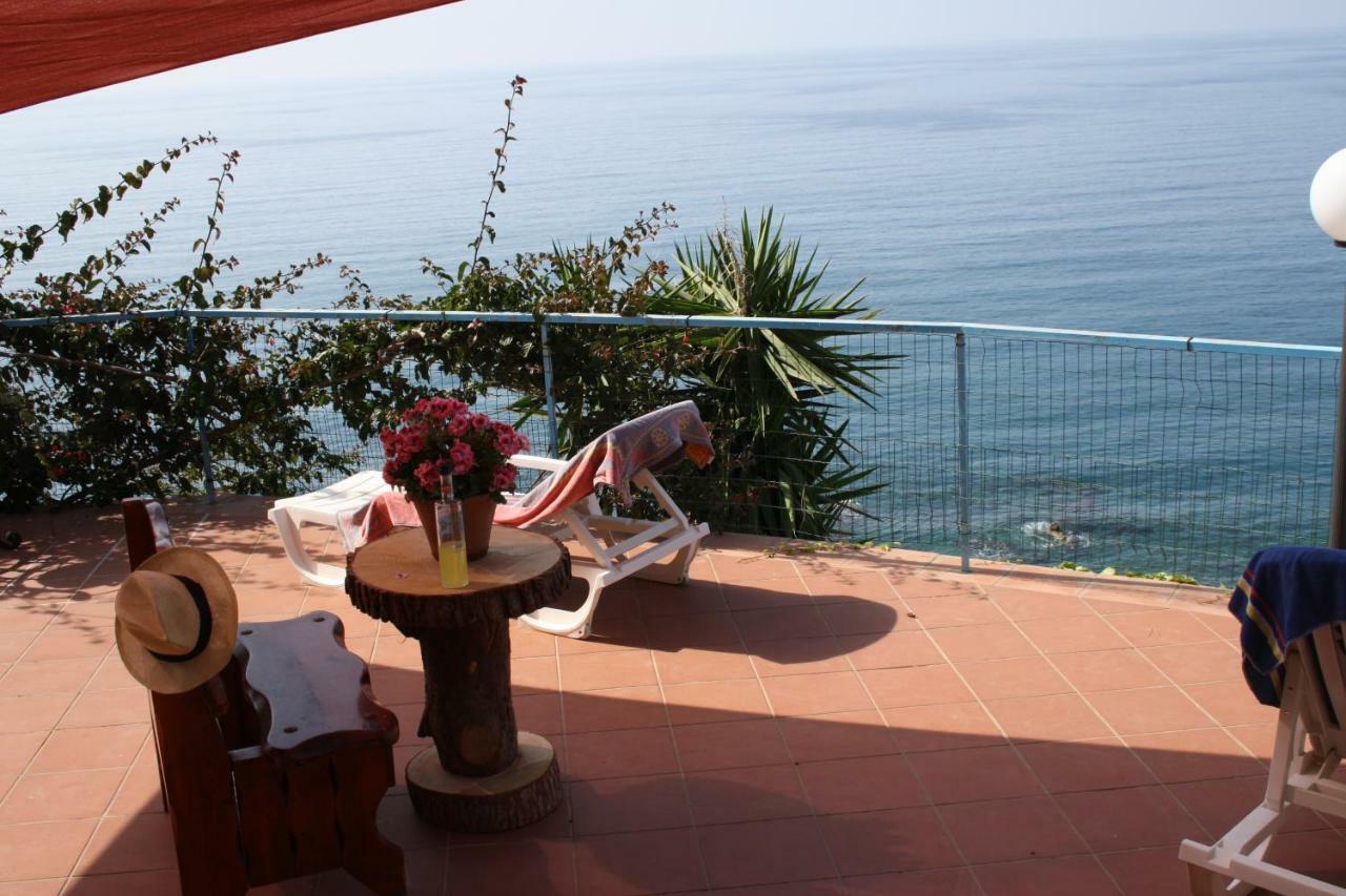 Camere & Case Vacanze Lo Scoglio Castel di Tusa Exterior photo