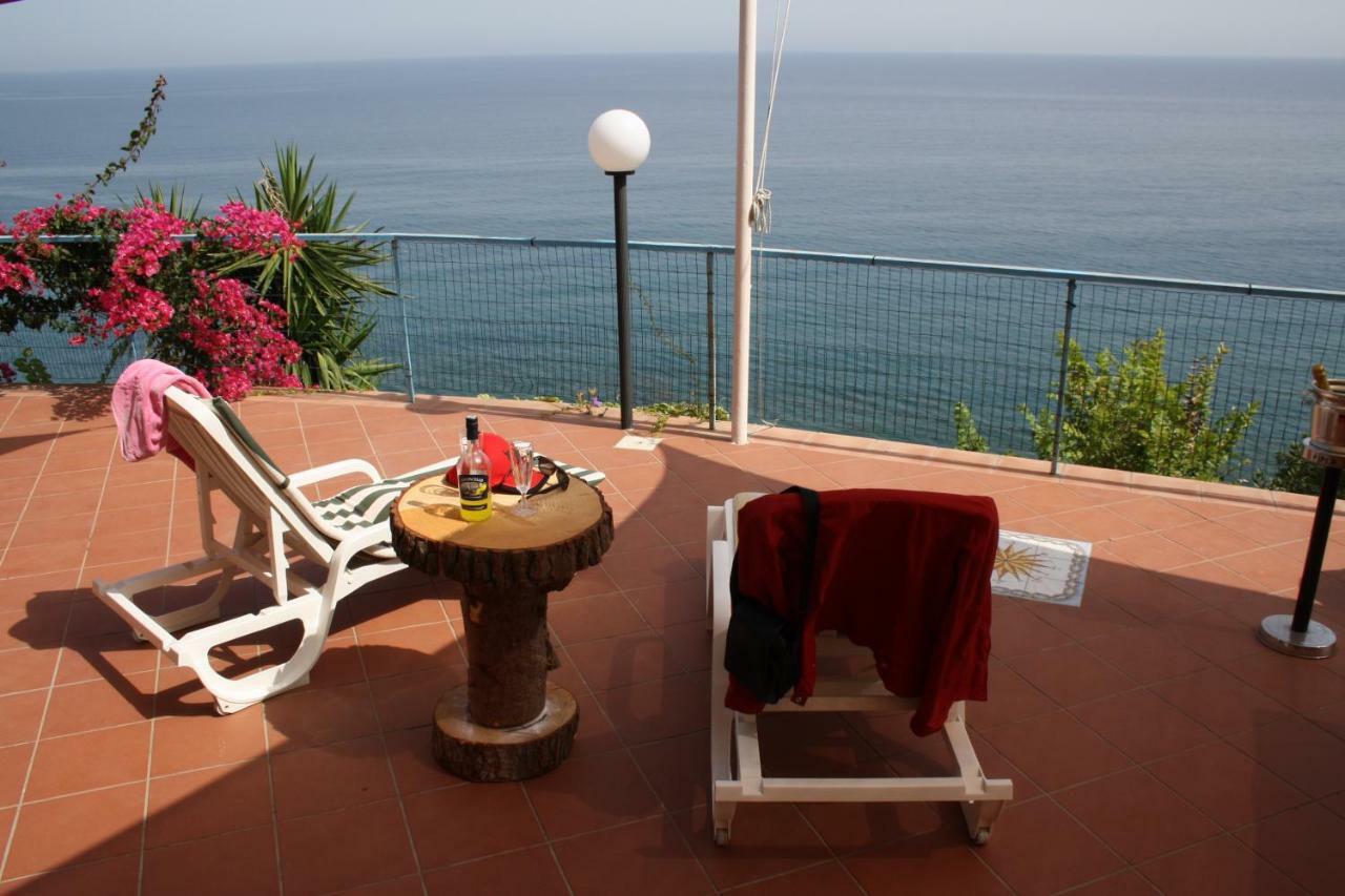 Camere & Case Vacanze Lo Scoglio Castel di Tusa Exterior photo